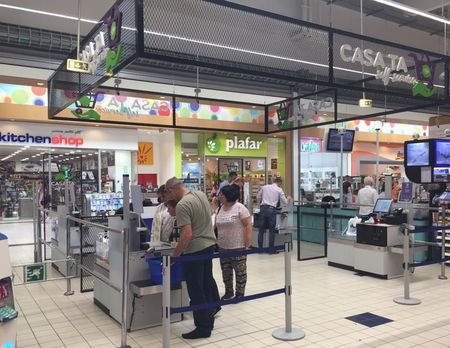 Primul hipermarket unde clientii se autoservesc si platesc fara casier.